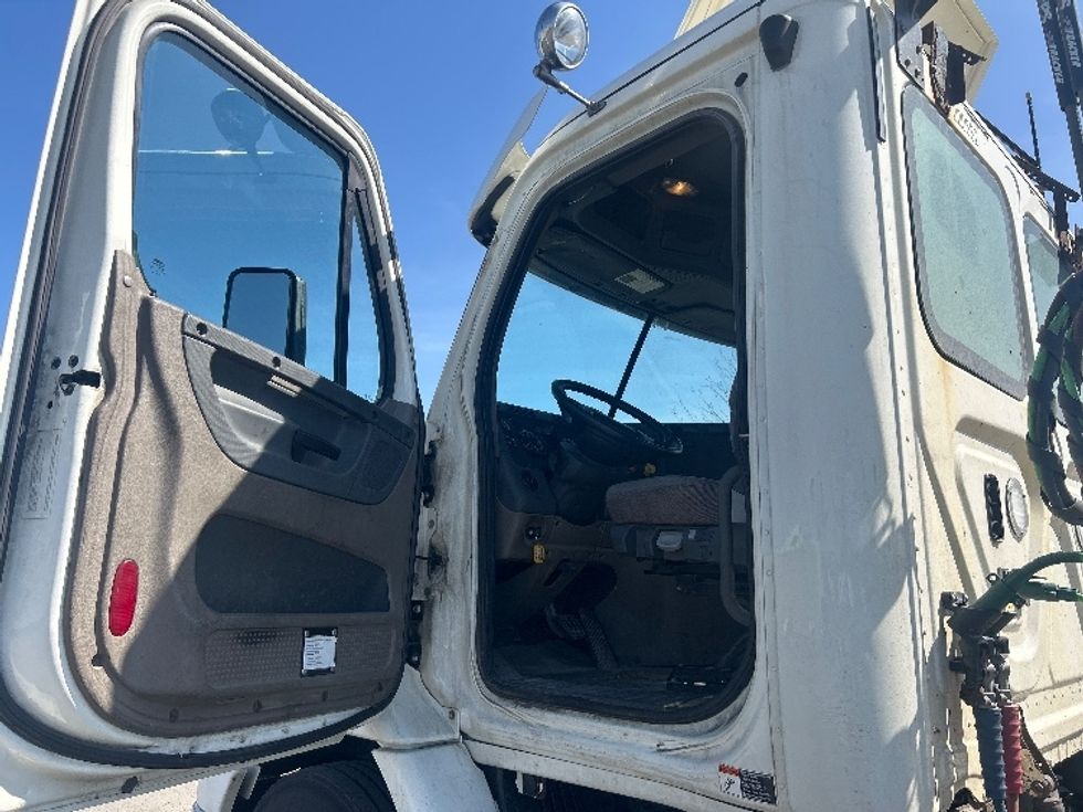 Day Cab Tractor-Heavy Duty Tractors-Freightliner-2019-Cascadia 11364ST-Londonderry-NH-639,097\n\t\tmiles-$ 25,250 - Image 9