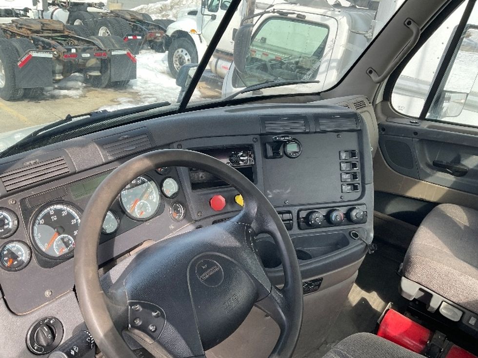 Day Cab Tractor-Heavy Duty Tractors-Freightliner-2019-Cascadia 11364ST-Londonderry-NH-643,917\n\t\tmiles-$ 25,750 - Image 10