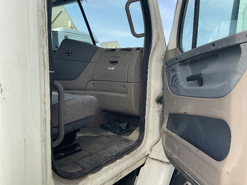 Day Cab Tractor-Heavy Duty Tractors-Freightliner-2019-Cascadia 11364ST-Londonderry-NH-643,917\n\t\tmiles-$ 25,750 - Image 12