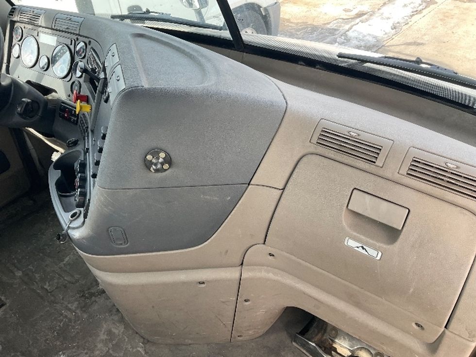 Day Cab Tractor-Heavy Duty Tractors-Freightliner-2019-Cascadia 11364ST-Londonderry-NH-643,917\n\t\tmiles-$ 25,750 - Image 13