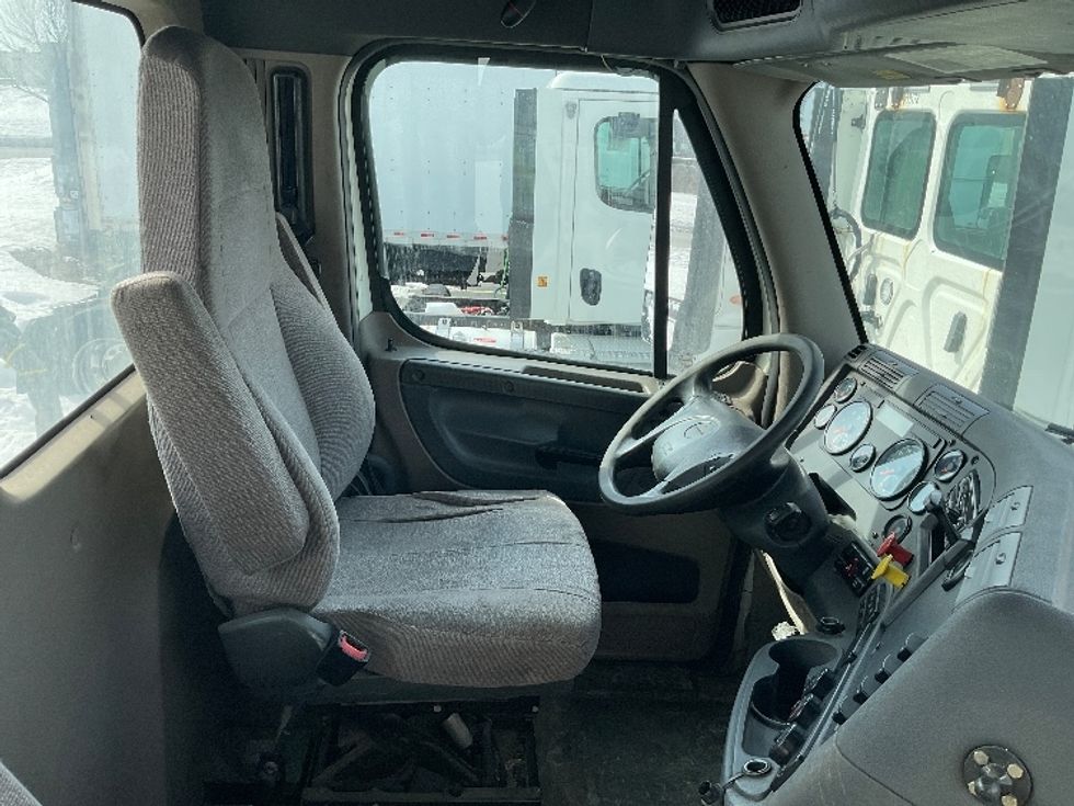 Day Cab Tractor-Heavy Duty Tractors-Freightliner-2019-Cascadia 11364ST-Londonderry-NH-643,917\n\t\tmiles-$ 25,750 - Image 14