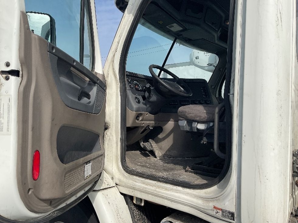 Day Cab Tractor-Heavy Duty Tractors-Freightliner-2019-Cascadia 11364ST-Londonderry-NH-643,917\n\t\tmiles-$ 25,750 - Image 9