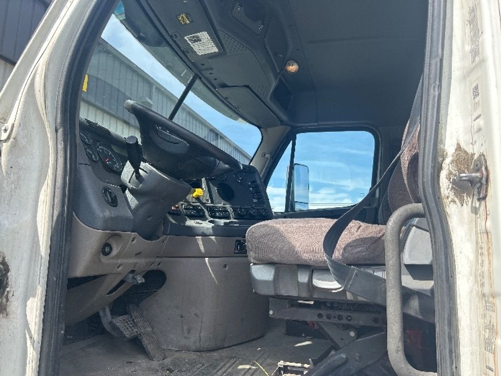 Day Cab Tractor-Heavy Duty Tractors-Freightliner-2019-Cascadia 11364ST-Londonderry-NH-687,547\n\t\tmiles-$ 24,250 - Image 10