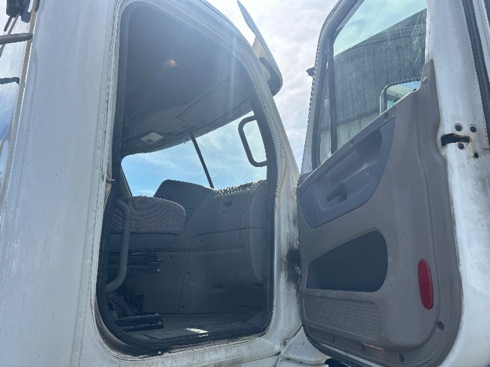 Day Cab Tractor-Heavy Duty Tractors-Freightliner-2019-Cascadia 11364ST-Londonderry-NH-687,547\n\t\tmiles-$ 24,250 - Image 12