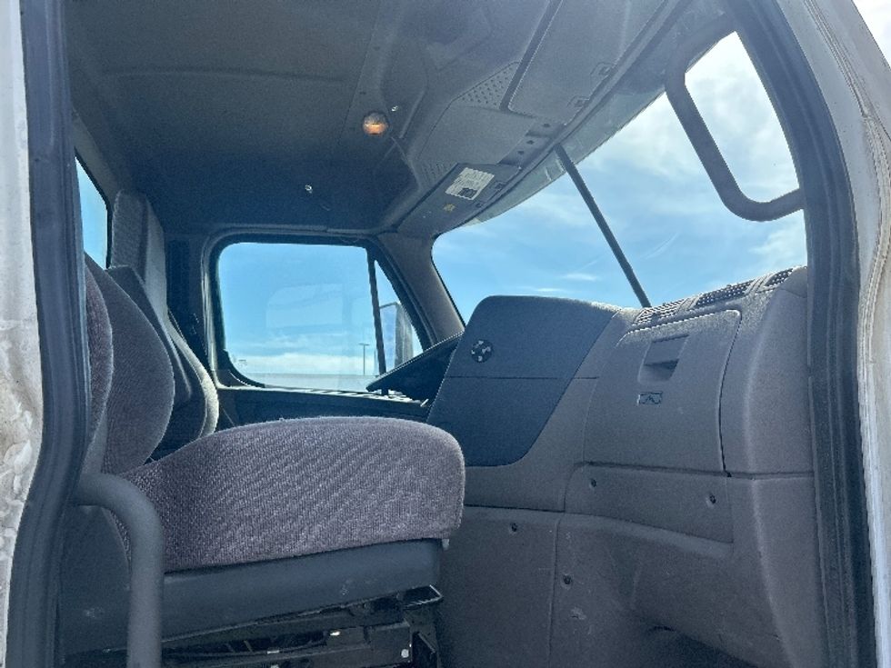 Day Cab Tractor-Heavy Duty Tractors-Freightliner-2019-Cascadia 11364ST-Londonderry-NH-687,547\n\t\tmiles-$ 24,250 - Image 14