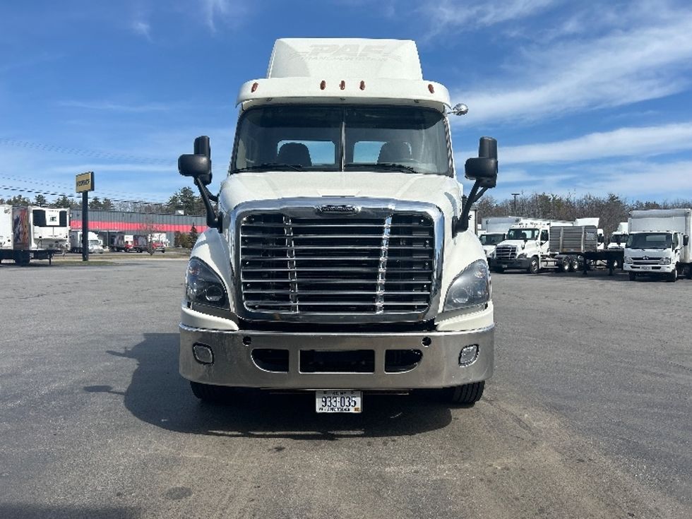 Day Cab Tractor-Heavy Duty Tractors-Freightliner-2019-Cascadia 11364ST-Londonderry-NH-687,547\n\t\tmiles-$ 24,250 - Image 2