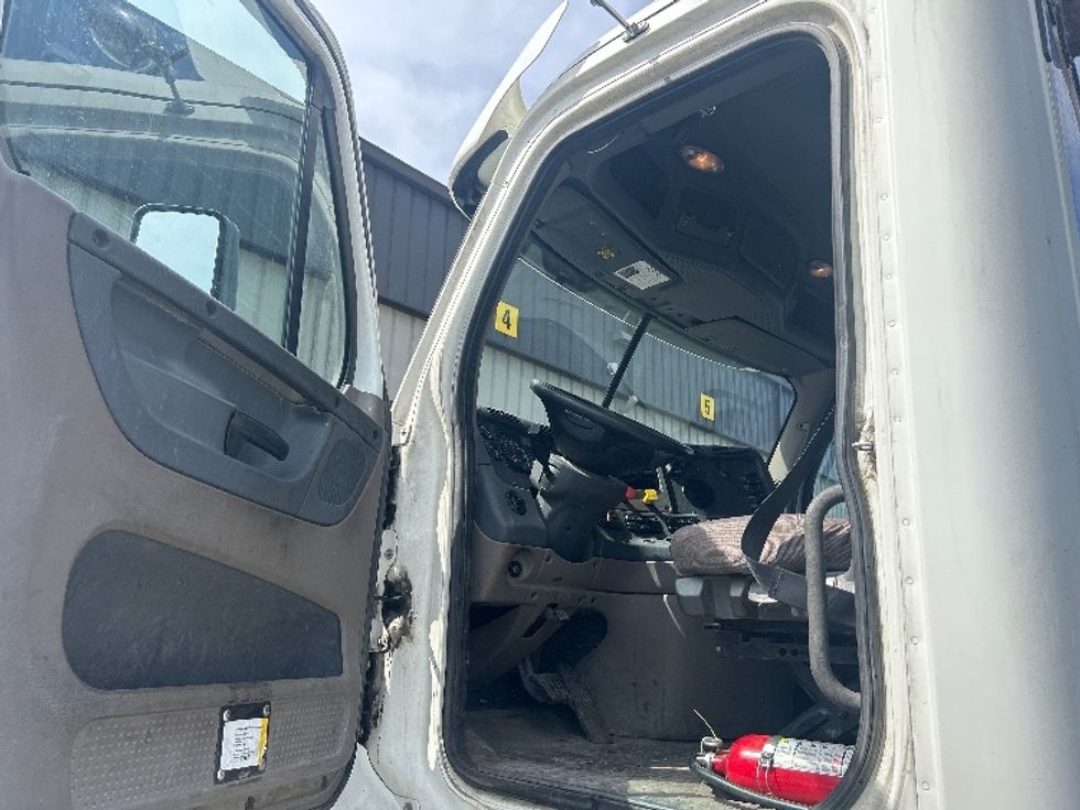 Day Cab Tractor-Heavy Duty Tractors-Freightliner-2019-Cascadia 11364ST-Londonderry-NH-687,547\n\t\tmiles-$ 24,250 - Image 9