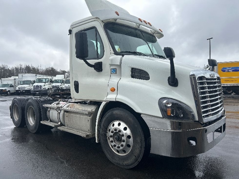 Day Cab Tractor-Heavy Duty Tractors-Freightliner-2019-Cascadia 11364ST-Londonderry-NH-702,737\n\t\tmiles-$ 24,250 - Image 1