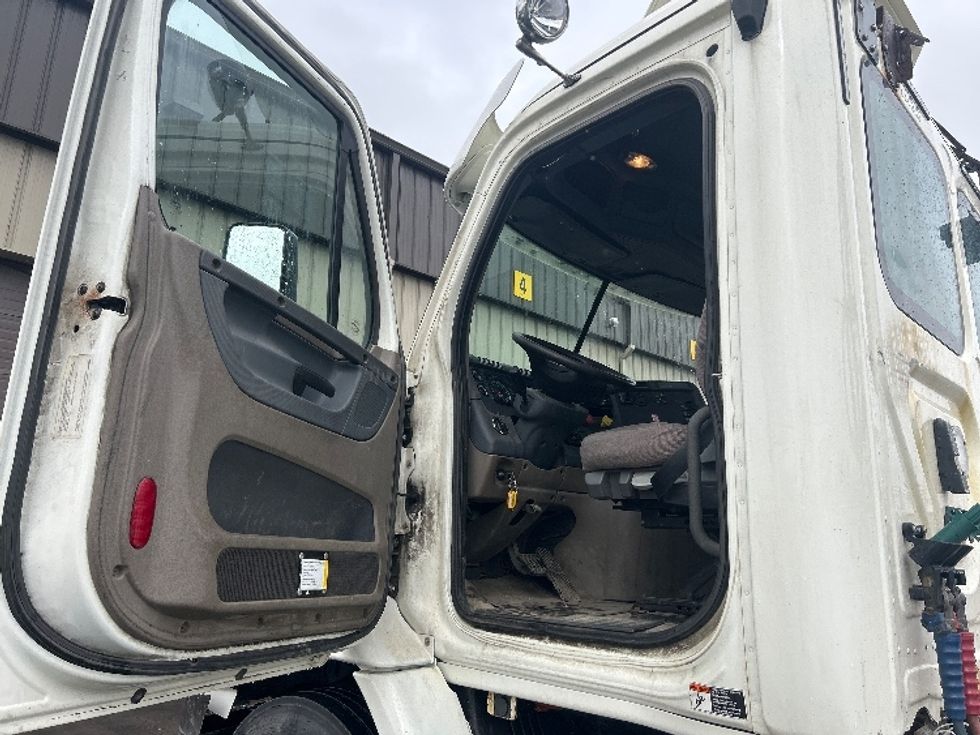 Day Cab Tractor-Heavy Duty Tractors-Freightliner-2019-Cascadia 11364ST-Londonderry-NH-702,737\n\t\tmiles-$ 24,250 - Image 9
