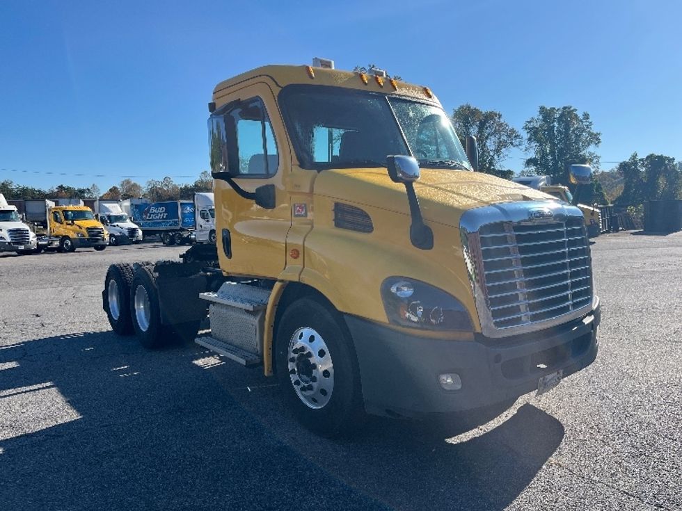 Day Cab Tractor-Heavy Duty Tractors-Freightliner-2019-Cascadia 11364ST-Martinsville-VA-482,912\n\t\tmiles-$ 39,000 - Image 1