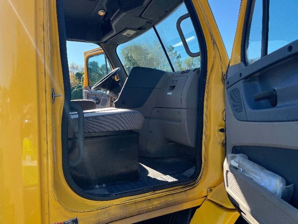 Day Cab Tractor-Heavy Duty Tractors-Freightliner-2019-Cascadia 11364ST-Martinsville-VA-482,912\n\t\tmiles-$ 39,000 - Image 12