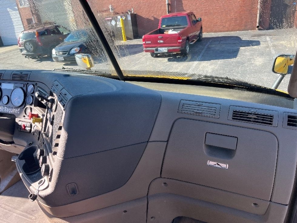 Day Cab Tractor-Heavy Duty Tractors-Freightliner-2019-Cascadia 11364ST-Martinsville-VA-482,912\n\t\tmiles-$ 39,000 - Image 13