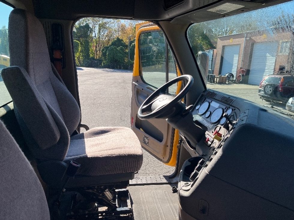 Day Cab Tractor-Heavy Duty Tractors-Freightliner-2019-Cascadia 11364ST-Martinsville-VA-482,912\n\t\tmiles-$ 39,000 - Image 14