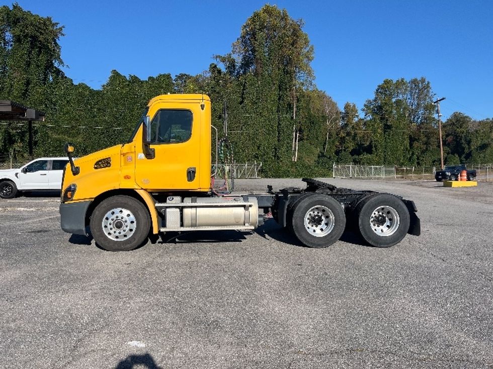 Day Cab Tractor-Heavy Duty Tractors-Freightliner-2019-Cascadia 11364ST-Martinsville-VA-482,912\n\t\tmiles-$ 39,000 - Image 4