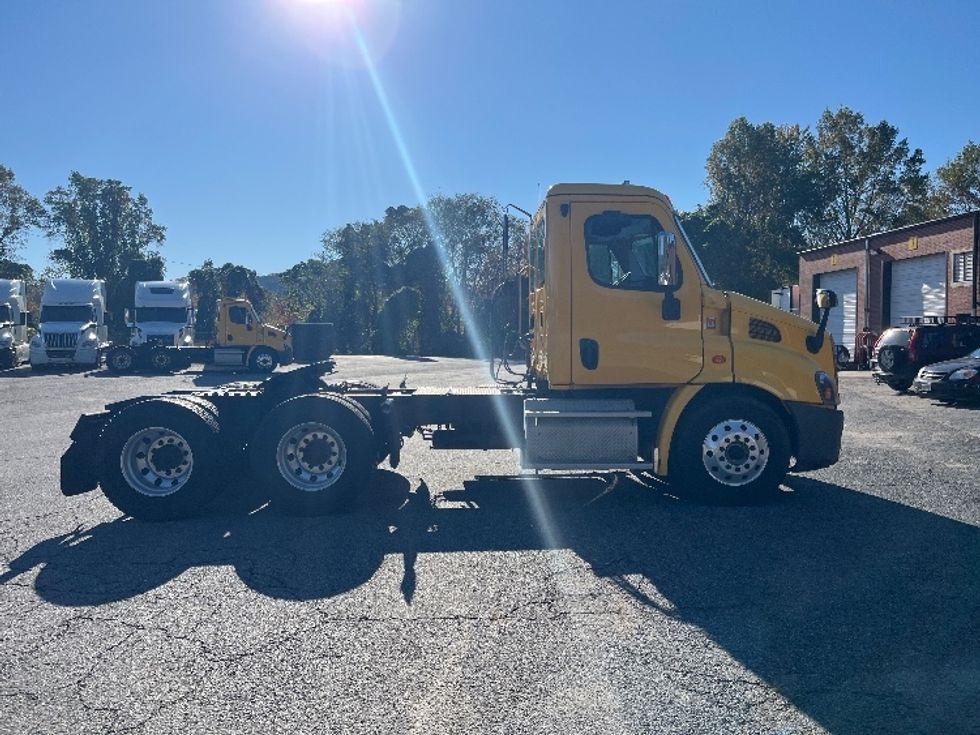 Day Cab Tractor-Heavy Duty Tractors-Freightliner-2019-Cascadia 11364ST-Martinsville-VA-482,912\n\t\tmiles-$ 39,000 - Image 8