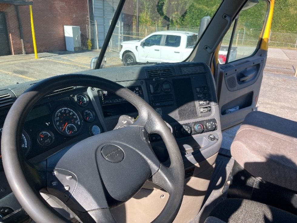 Day Cab Tractor-Heavy Duty Tractors-Freightliner-2019-Cascadia 11364ST-Martinsville-VA-496,968\n\t\tmiles-$ 37,500 - Image 10