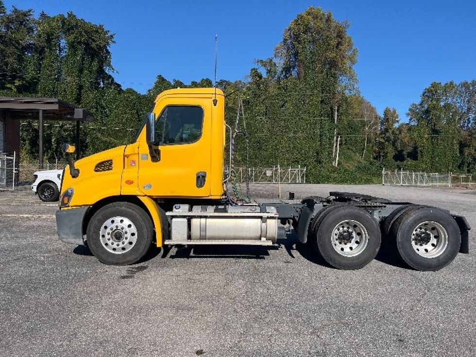 Day Cab Tractor-Heavy Duty Tractors-Freightliner-2019-Cascadia 11364ST-Martinsville-VA-496,968\n\t\tmiles-$ 37,500 - Image 4