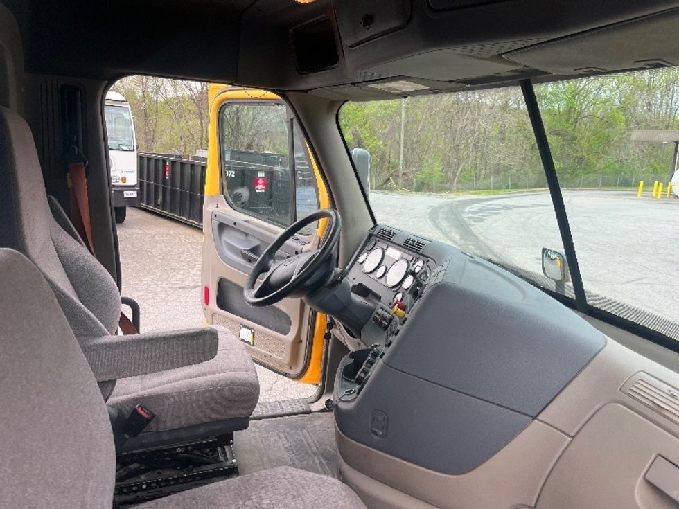 Day Cab Tractor-Heavy Duty Tractors-Freightliner-2019-Cascadia 11364ST-Martinsville-VA-532,043\n\t\tmiles-$ 28,000 - Image 14