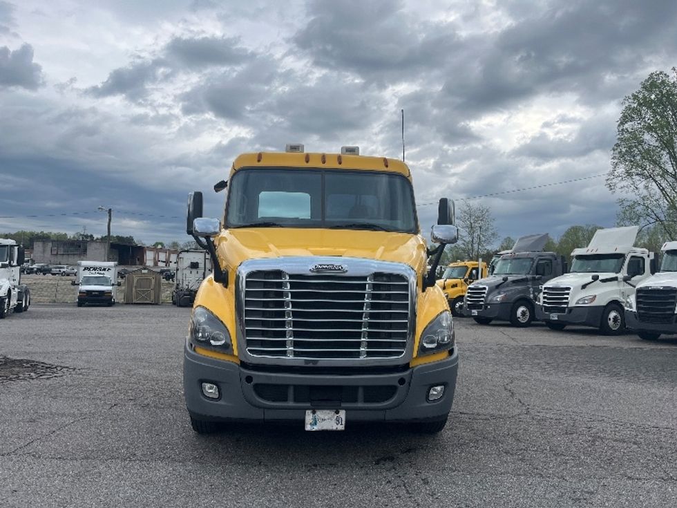 Day Cab Tractor-Heavy Duty Tractors-Freightliner-2019-Cascadia 11364ST-Martinsville-VA-532,043\n\t\tmiles-$ 28,000 - Image 2
