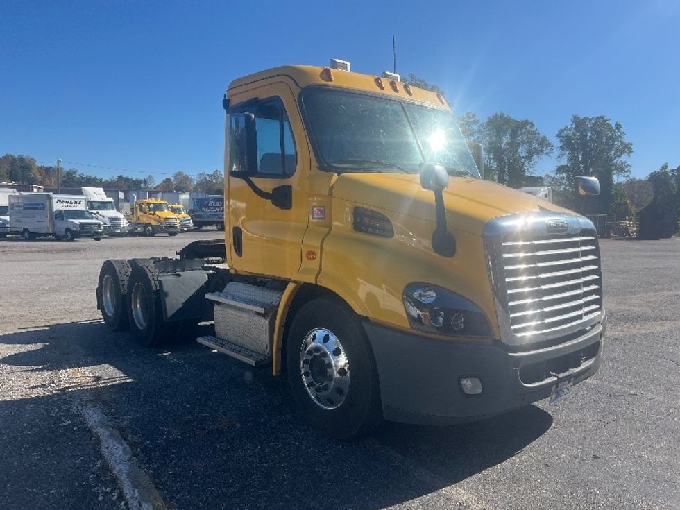 Day Cab Tractor-Heavy Duty Tractors-Freightliner-2019-Cascadia 11364ST-Martinsville-VA-553,708\n\t\tmiles-$ 31,750 - Image 1