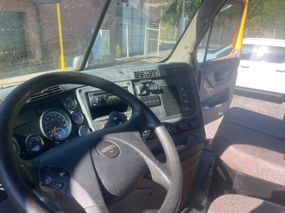 Day Cab Tractor-Heavy Duty Tractors-Freightliner-2019-Cascadia 11364ST-Martinsville-VA-553,708\n\t\tmiles-$ 31,750 - Image 10