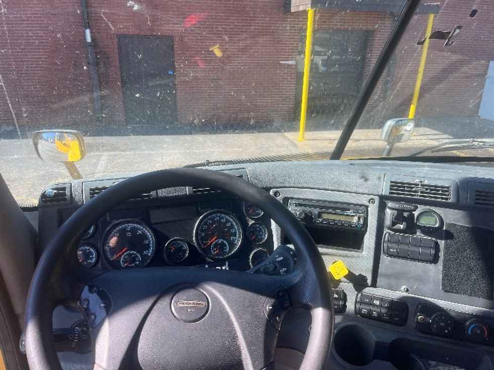 Day Cab Tractor-Heavy Duty Tractors-Freightliner-2019-Cascadia 11364ST-Martinsville-VA-553,708\n\t\tmiles-$ 31,750 - Image 11