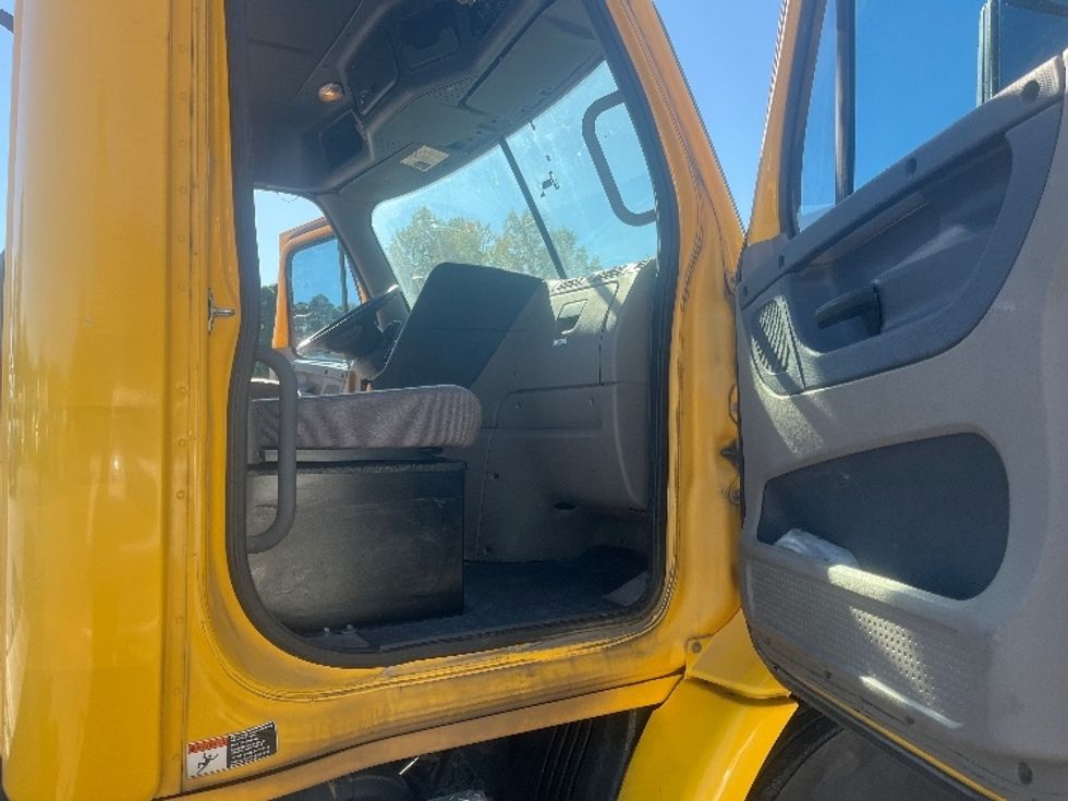 Day Cab Tractor-Heavy Duty Tractors-Freightliner-2019-Cascadia 11364ST-Martinsville-VA-553,708\n\t\tmiles-$ 31,750 - Image 12