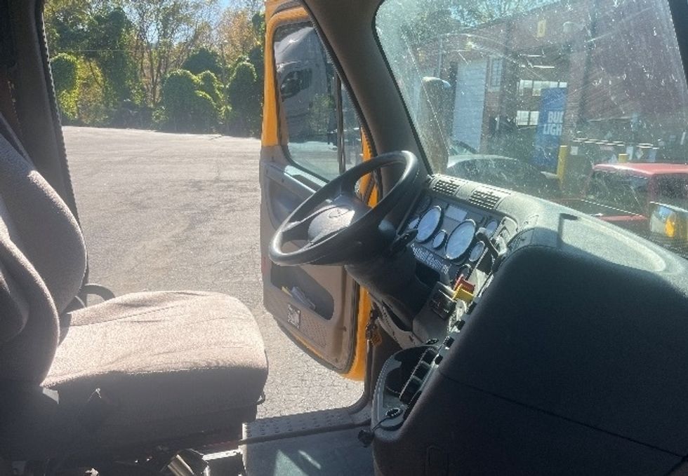 Day Cab Tractor-Heavy Duty Tractors-Freightliner-2019-Cascadia 11364ST-Martinsville-VA-553,708\n\t\tmiles-$ 31,750 - Image 14