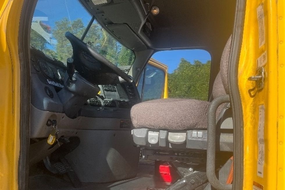 Day Cab Tractor-Heavy Duty Tractors-Freightliner-2019-Cascadia 11364ST-Martinsville-VA-553,708\n\t\tmiles-$ 31,750 - Image 9