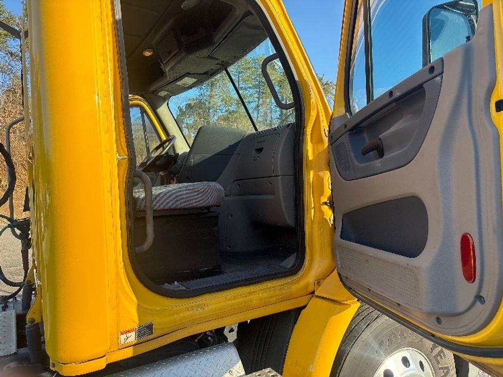 Day Cab Tractor-Heavy Duty Tractors-Freightliner-2019-Cascadia 11364ST-Martinsville-VA-567,968\n\t\tmiles-$ 24,750 - Image 12