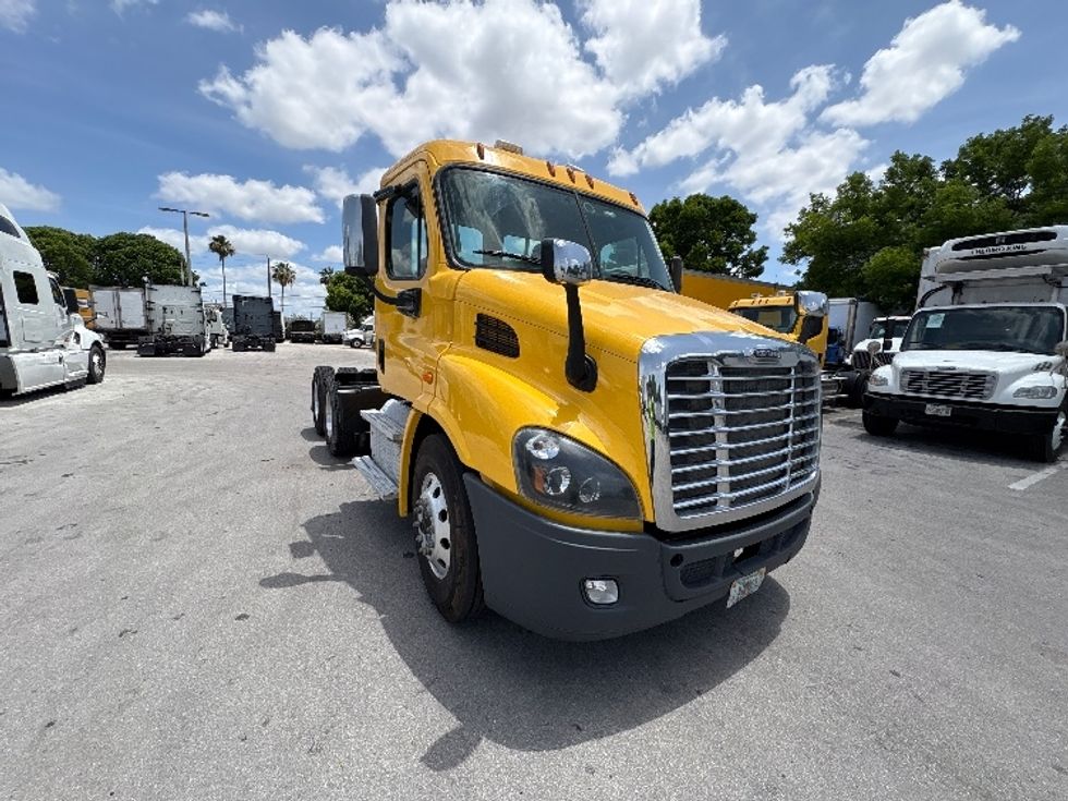 Day Cab Tractor-Heavy Duty Tractors-Freightliner-2019-Cascadia 11364ST-Medley-FL-199,157\n\t\tmiles-$ 48,500 - Image 1