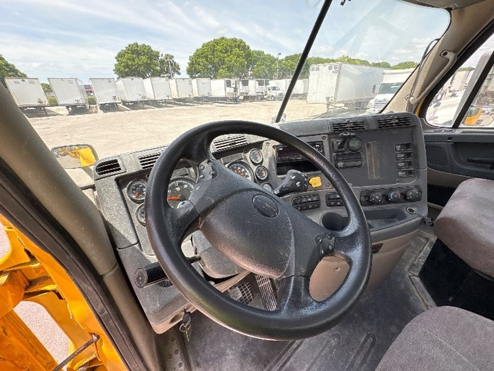 Day Cab Tractor-Heavy Duty Tractors-Freightliner-2019-Cascadia 11364ST-Medley-FL-199,157\n\t\tmiles-$ 48,500 - Image 10