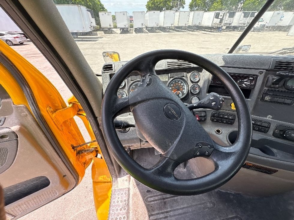 Day Cab Tractor-Heavy Duty Tractors-Freightliner-2019-Cascadia 11364ST-Medley-FL-199,157\n\t\tmiles-$ 48,500 - Image 11