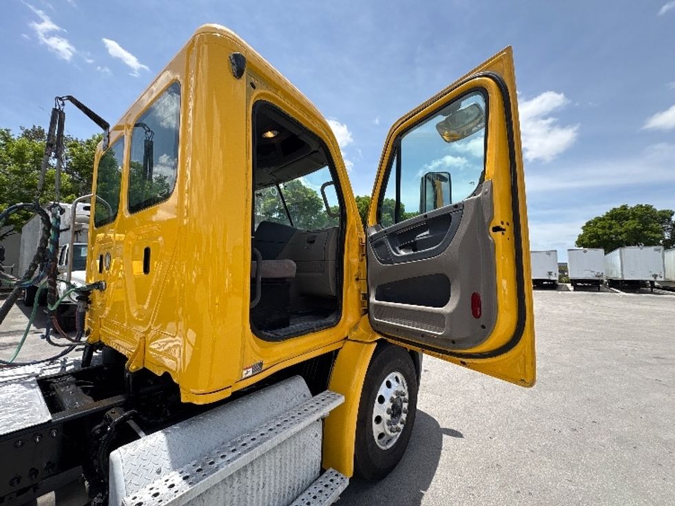 Day Cab Tractor-Heavy Duty Tractors-Freightliner-2019-Cascadia 11364ST-Medley-FL-199,157\n\t\tmiles-$ 48,500 - Image 12