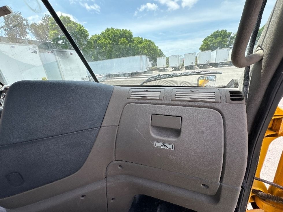 Day Cab Tractor-Heavy Duty Tractors-Freightliner-2019-Cascadia 11364ST-Medley-FL-199,157\n\t\tmiles-$ 48,500 - Image 13