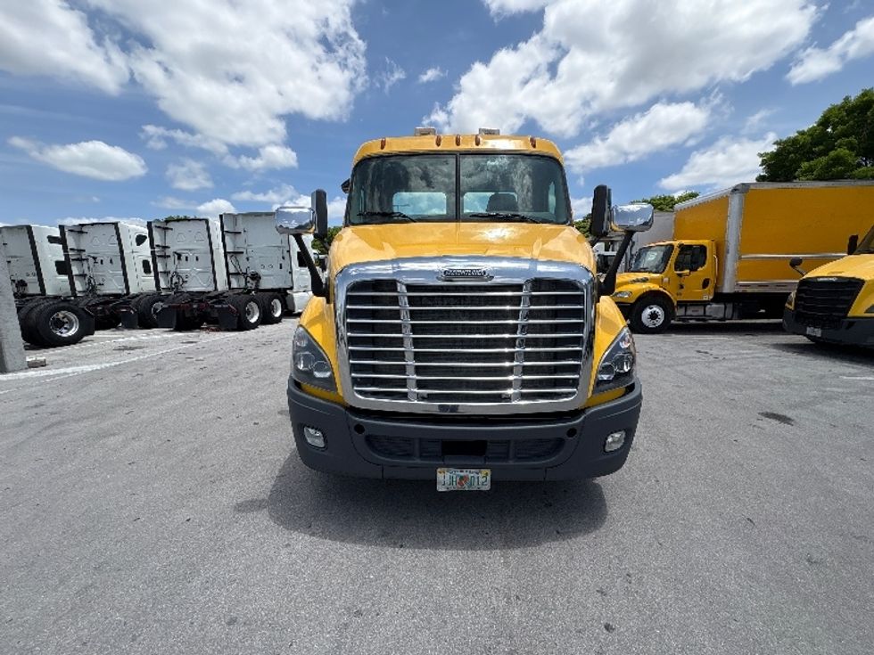 Day Cab Tractor-Heavy Duty Tractors-Freightliner-2019-Cascadia 11364ST-Medley-FL-199,157\n\t\tmiles-$ 48,500 - Image 2