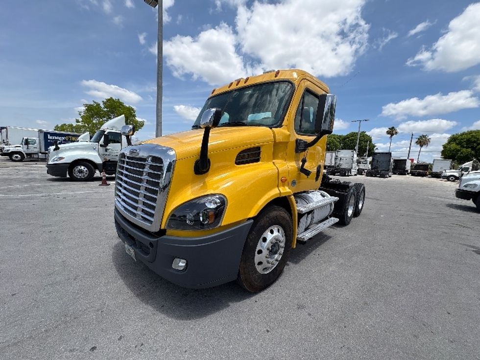 Day Cab Tractor-Heavy Duty Tractors-Freightliner-2019-Cascadia 11364ST-Medley-FL-199,157\n\t\tmiles-$ 48,500 - Image 3