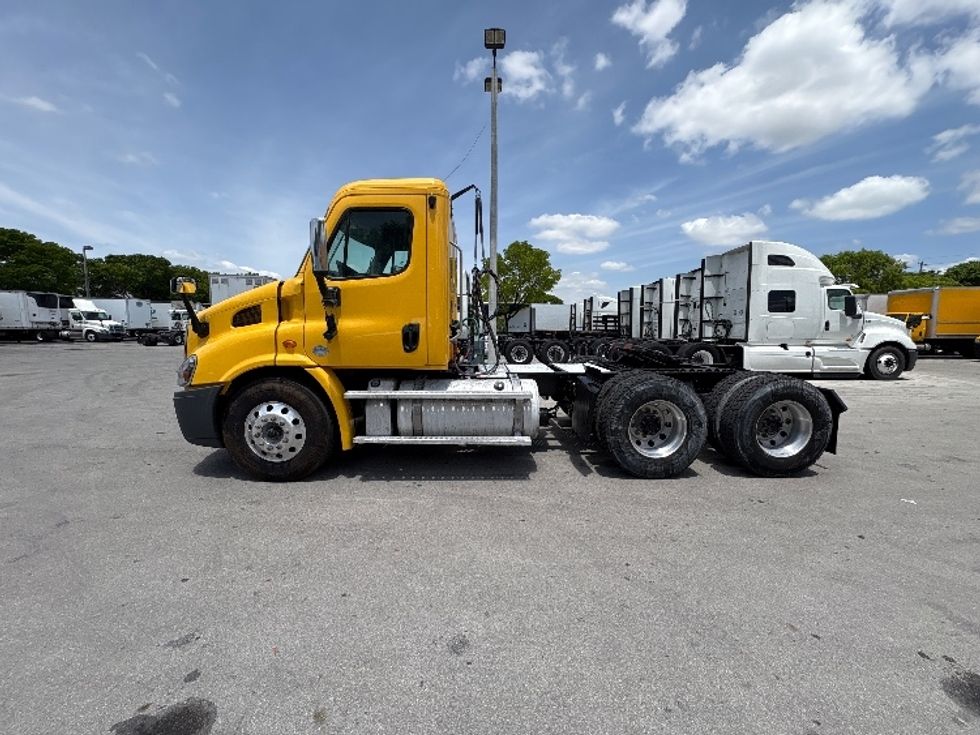 Day Cab Tractor-Heavy Duty Tractors-Freightliner-2019-Cascadia 11364ST-Medley-FL-199,157\n\t\tmiles-$ 48,500 - Image 4