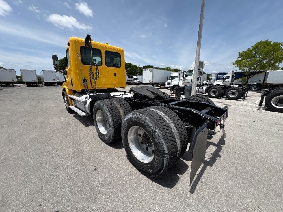 Day Cab Tractor-Heavy Duty Tractors-Freightliner-2019-Cascadia 11364ST-Medley-FL-199,157\n\t\tmiles-$ 48,500 - Image 5