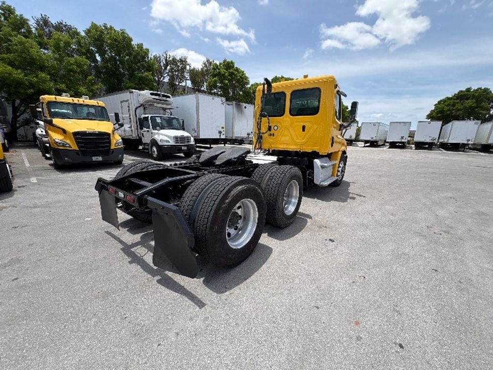 Day Cab Tractor-Heavy Duty Tractors-Freightliner-2019-Cascadia 11364ST-Medley-FL-199,157\n\t\tmiles-$ 48,500 - Image 7