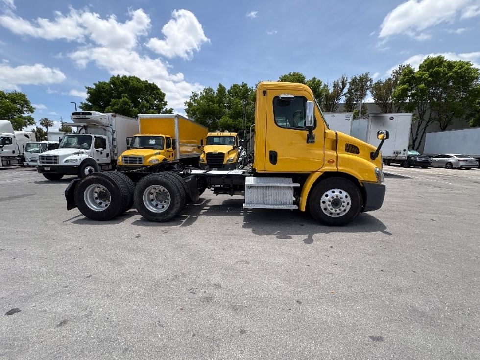 Day Cab Tractor-Heavy Duty Tractors-Freightliner-2019-Cascadia 11364ST-Medley-FL-199,157\n\t\tmiles-$ 48,500 - Image 8
