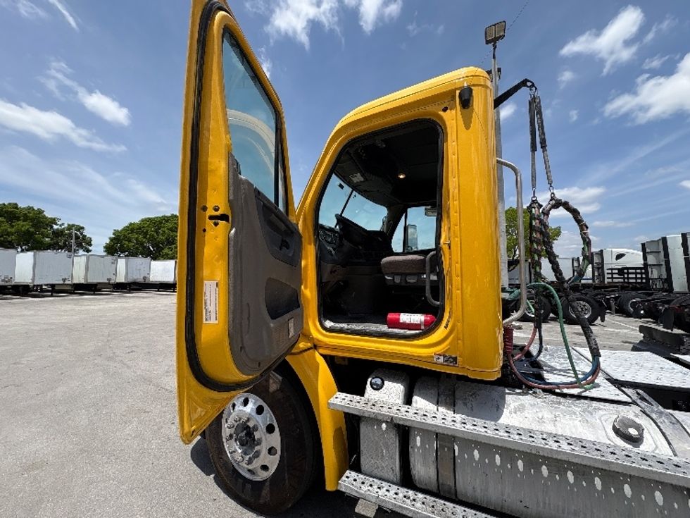 Day Cab Tractor-Heavy Duty Tractors-Freightliner-2019-Cascadia 11364ST-Medley-FL-199,157\n\t\tmiles-$ 48,500 - Image 9