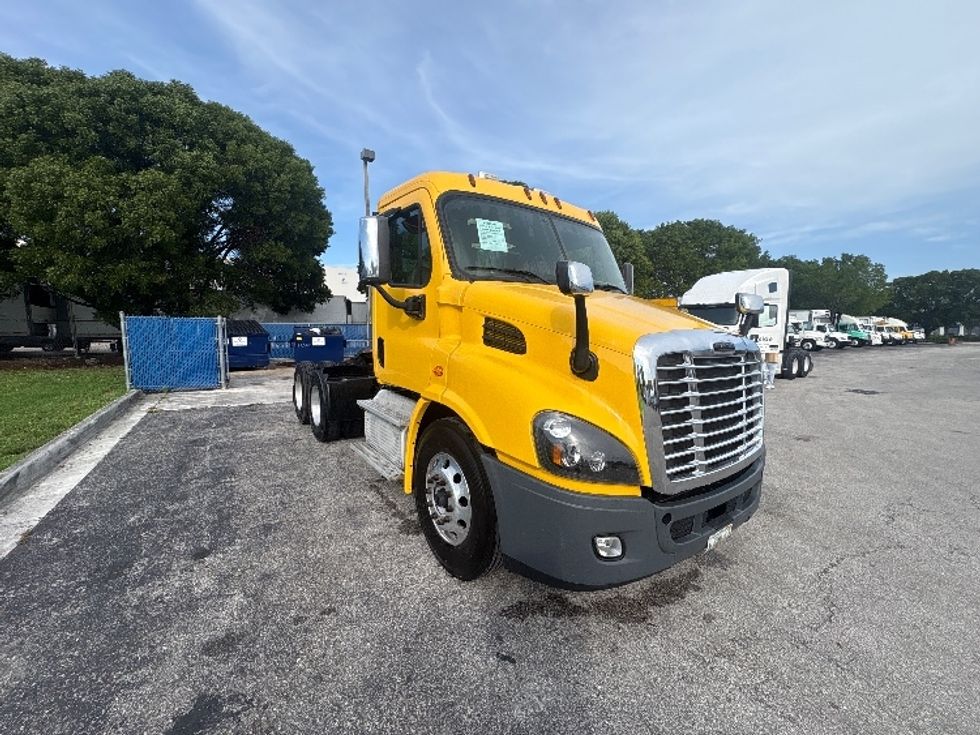 Day Cab Tractor-Heavy Duty Tractors-Freightliner-2019-Cascadia 11364ST-Medley-FL-270,041\n\t\tmiles-$ 44,500 - Image 1