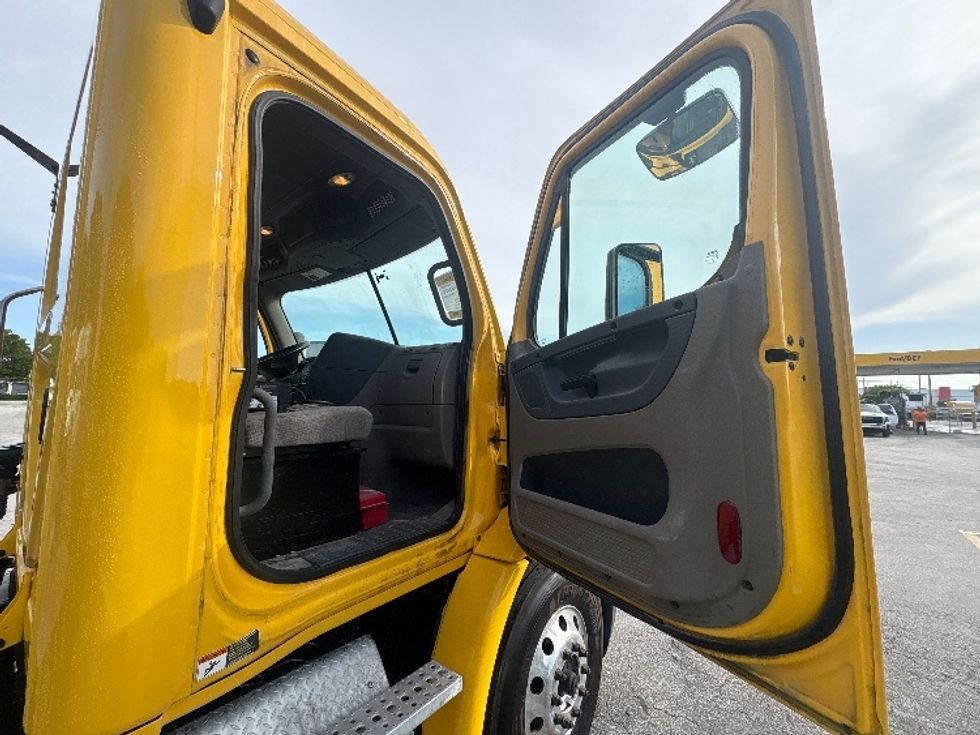 Day Cab Tractor-Heavy Duty Tractors-Freightliner-2019-Cascadia 11364ST-Medley-FL-270,041\n\t\tmiles-$ 44,500 - Image 12