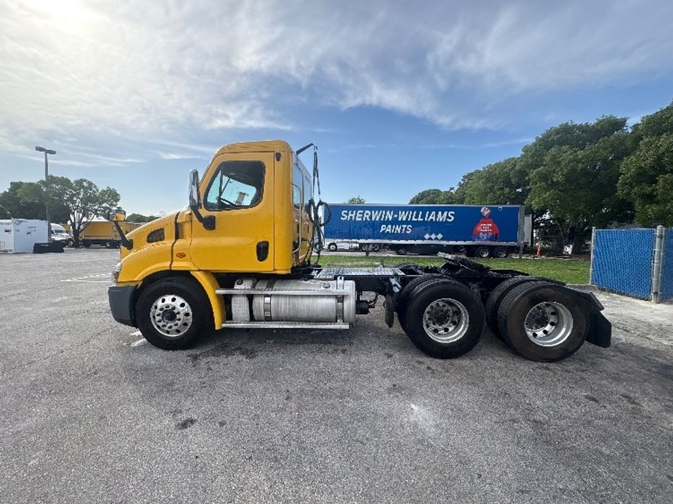 Day Cab Tractor-Heavy Duty Tractors-Freightliner-2019-Cascadia 11364ST-Medley-FL-270,041\n\t\tmiles-$ 44,500 - Image 4