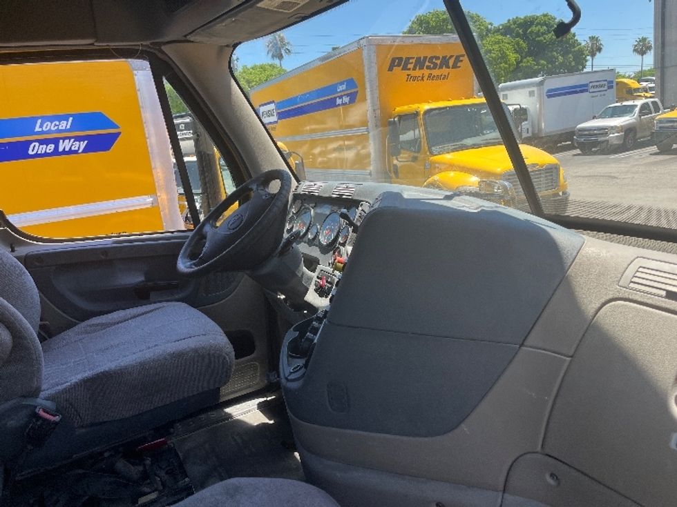 Day Cab Tractor-Heavy Duty Tractors-Freightliner-2019-Cascadia 11364ST-Medley-FL-270,207\n\t\tmiles-$ 44,250 - Image 14