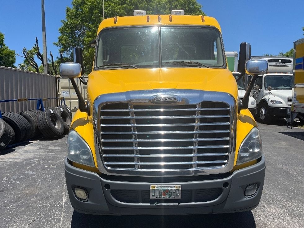 Day Cab Tractor-Heavy Duty Tractors-Freightliner-2019-Cascadia 11364ST-Medley-FL-270,207\n\t\tmiles-$ 44,250 - Image 2
