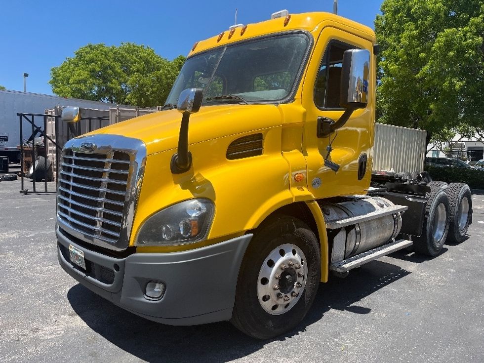Day Cab Tractor-Heavy Duty Tractors-Freightliner-2019-Cascadia 11364ST-Medley-FL-270,207\n\t\tmiles-$ 44,250 - Image 3