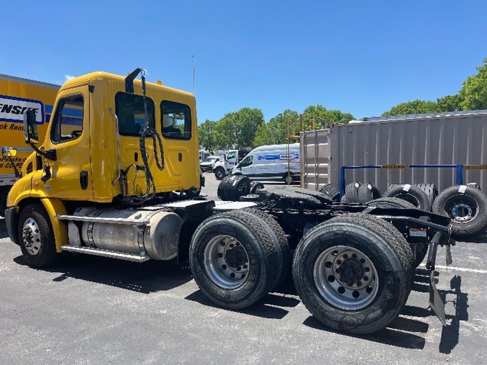 Day Cab Tractor-Heavy Duty Tractors-Freightliner-2019-Cascadia 11364ST-Medley-FL-270,207\n\t\tmiles-$ 44,250 - Image 5