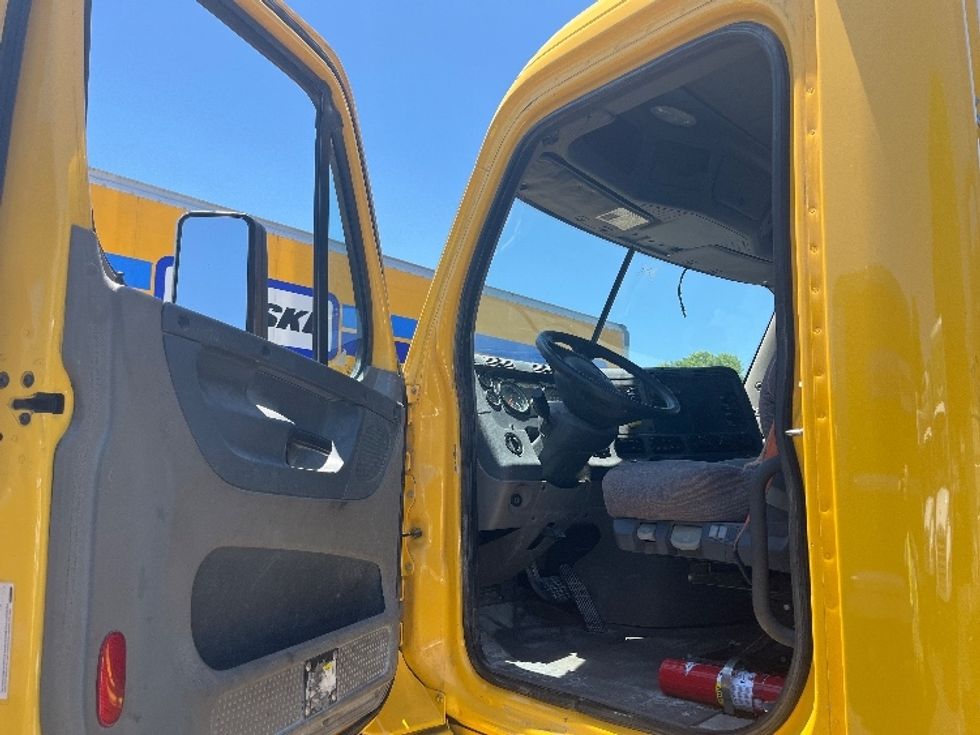 Day Cab Tractor-Heavy Duty Tractors-Freightliner-2019-Cascadia 11364ST-Medley-FL-270,207\n\t\tmiles-$ 44,250 - Image 9